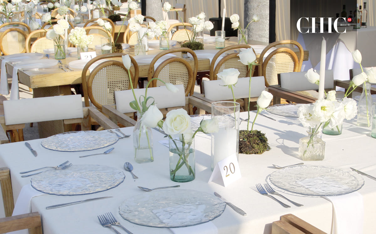 En las mesas destacaron centros de mesa con una variedad de flores blancas y velas, en coordinación con la vajilla
