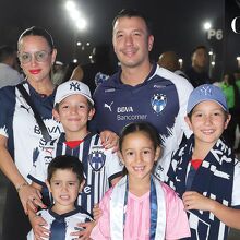 Vivi Villarreal, David Pérez-Salinas, Sebastián Pérez-Salinas, André Pérez-Salinas, Federico Pérez-Salinas y Milena Pérez-Salinas.