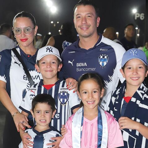 Vivi Villarreal, David Pérez-Salinas, Sebastián Pérez-Salinas, André Pérez-Salinas, Federico Pérez-Salinas y Milena Pérez-Salinas.