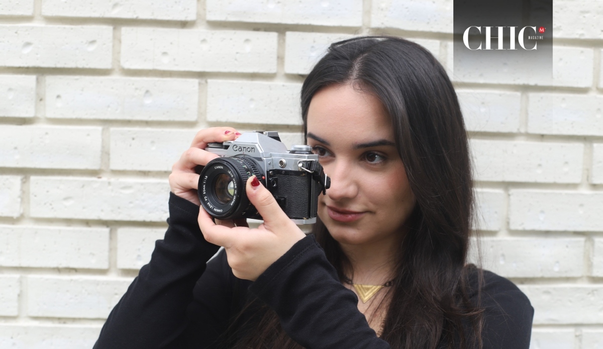 Capturar un sentimiento antes que una pose, su firma detrás del lente / Foto: Roberto Alvarado