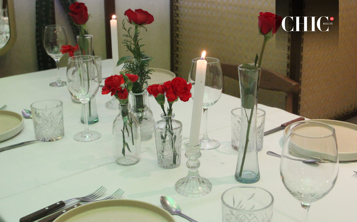 La cena lució una decoración romántica donde las flores jugaron un toque ideal