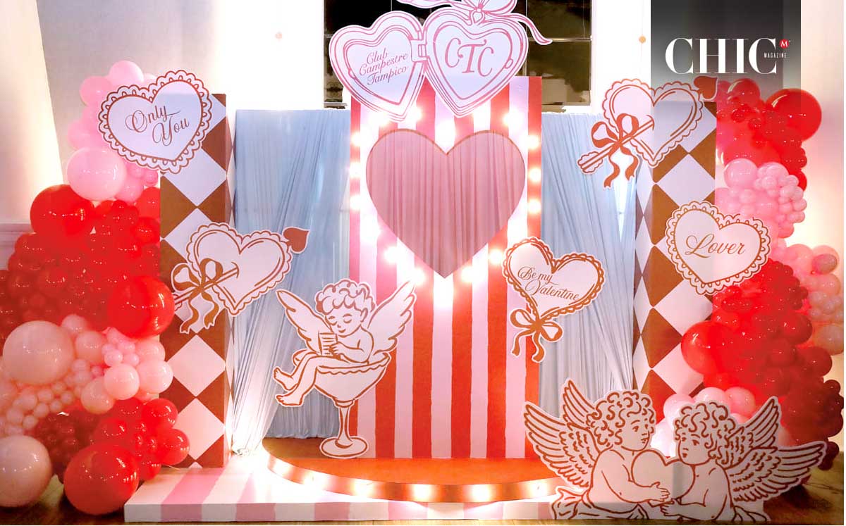 Los invitados fueron recibidos con un back donde lucían corazones, cupidos y un relicario