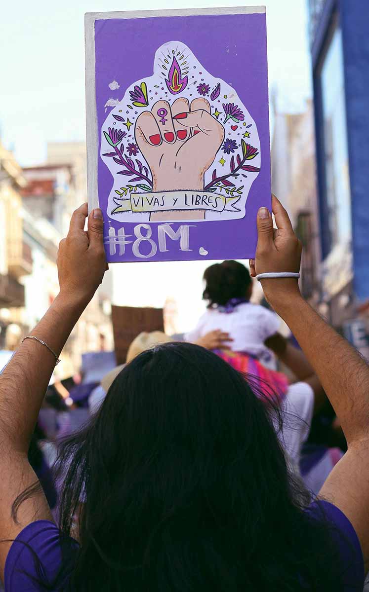 En el 8M miles de mujeres marchan portando ropa morada como símbolo de lucha e igualdad. (Foto: Pexels)