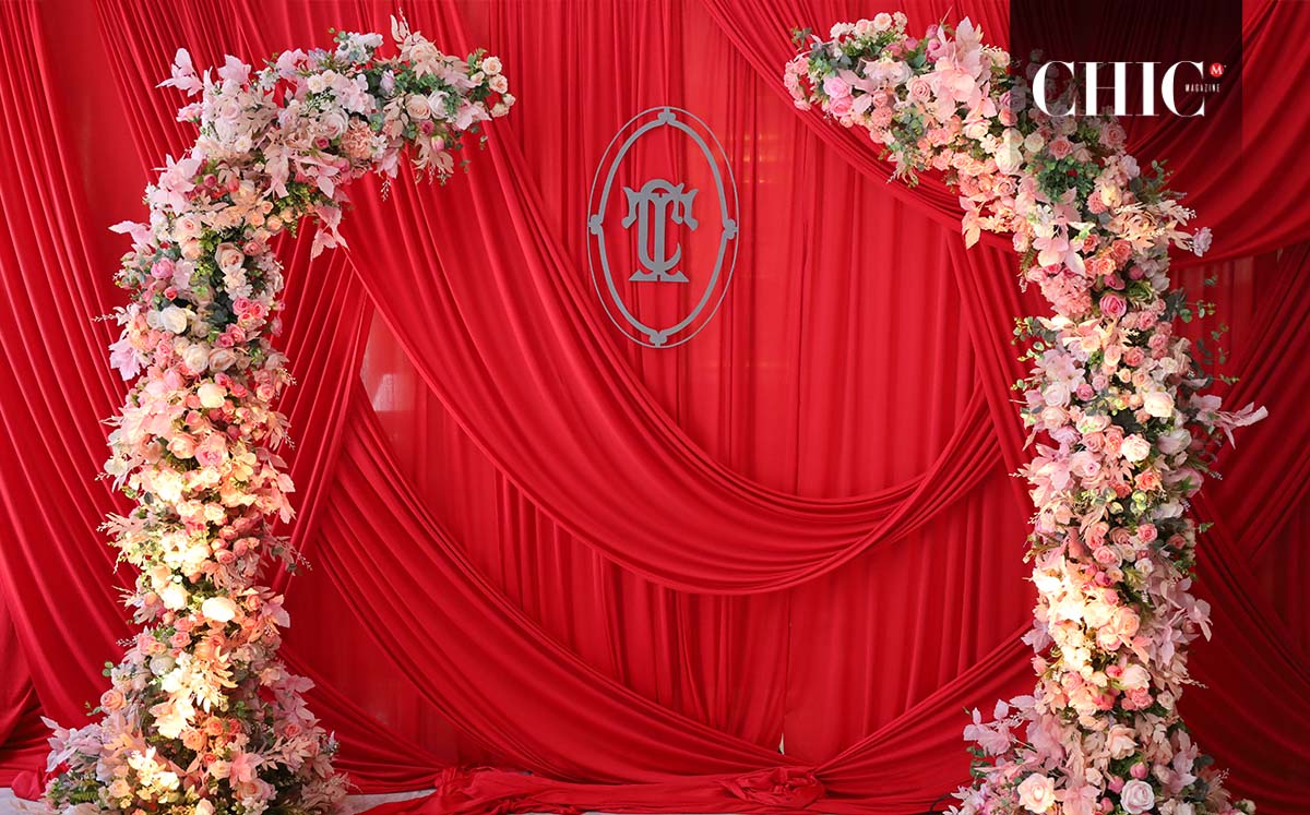 El back para fotos contó con un arco de flores rosas