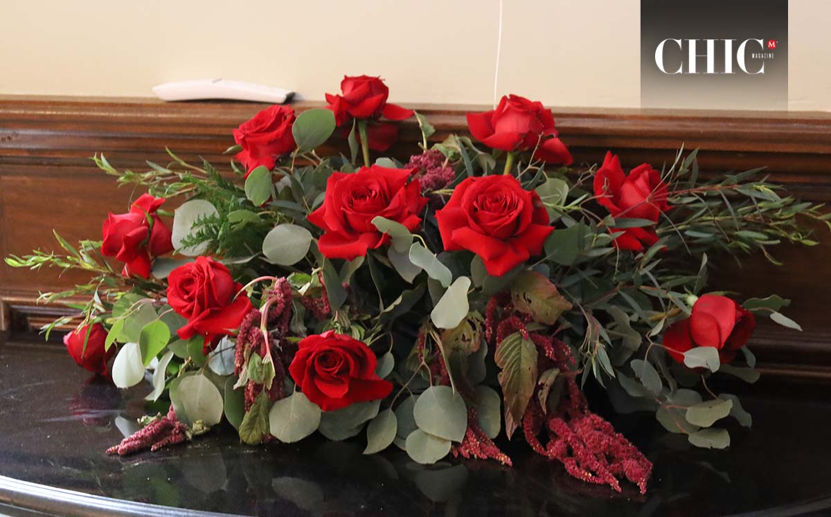 Las flores rojas no pudieron faltar como parte de la temática