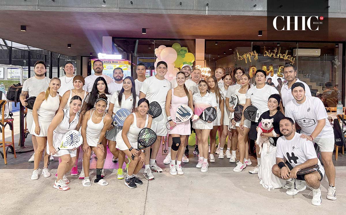 América Flores acompañada de sus amigos celebra su cumpleaños