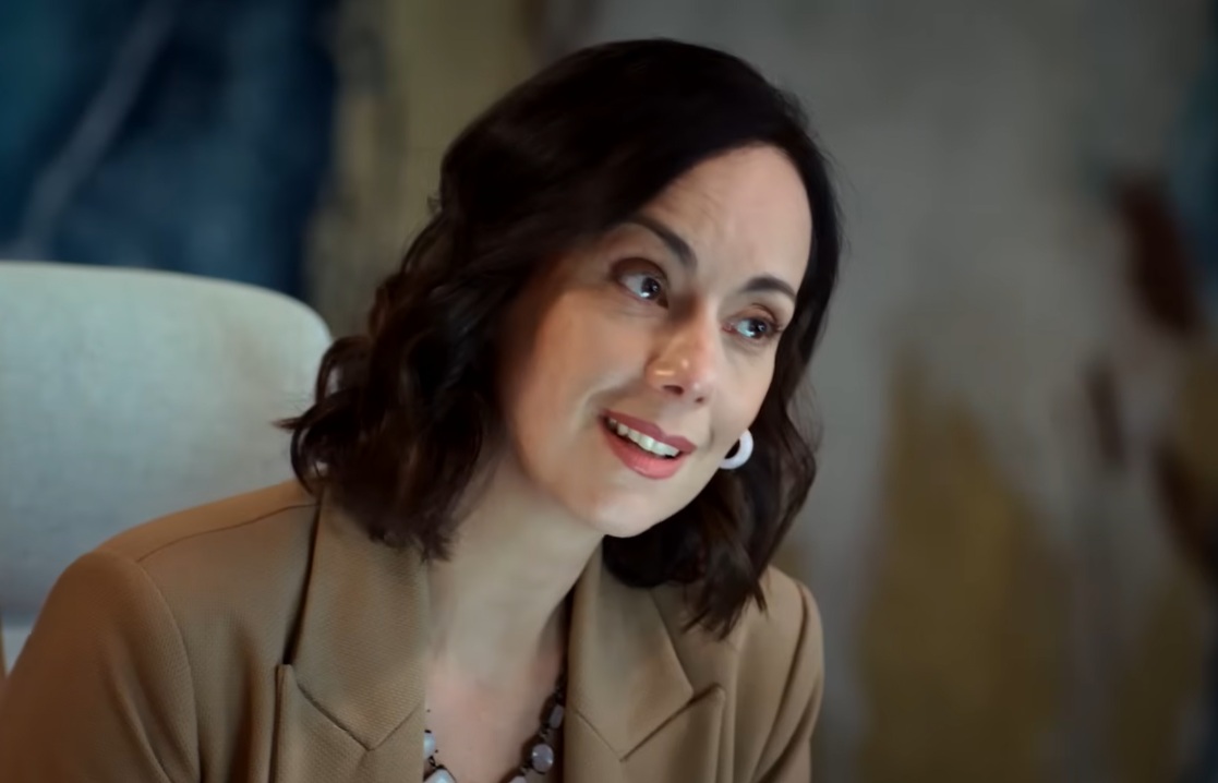 Gabriela de la Garza como la directora médica del hospital (Foto: Netflix)