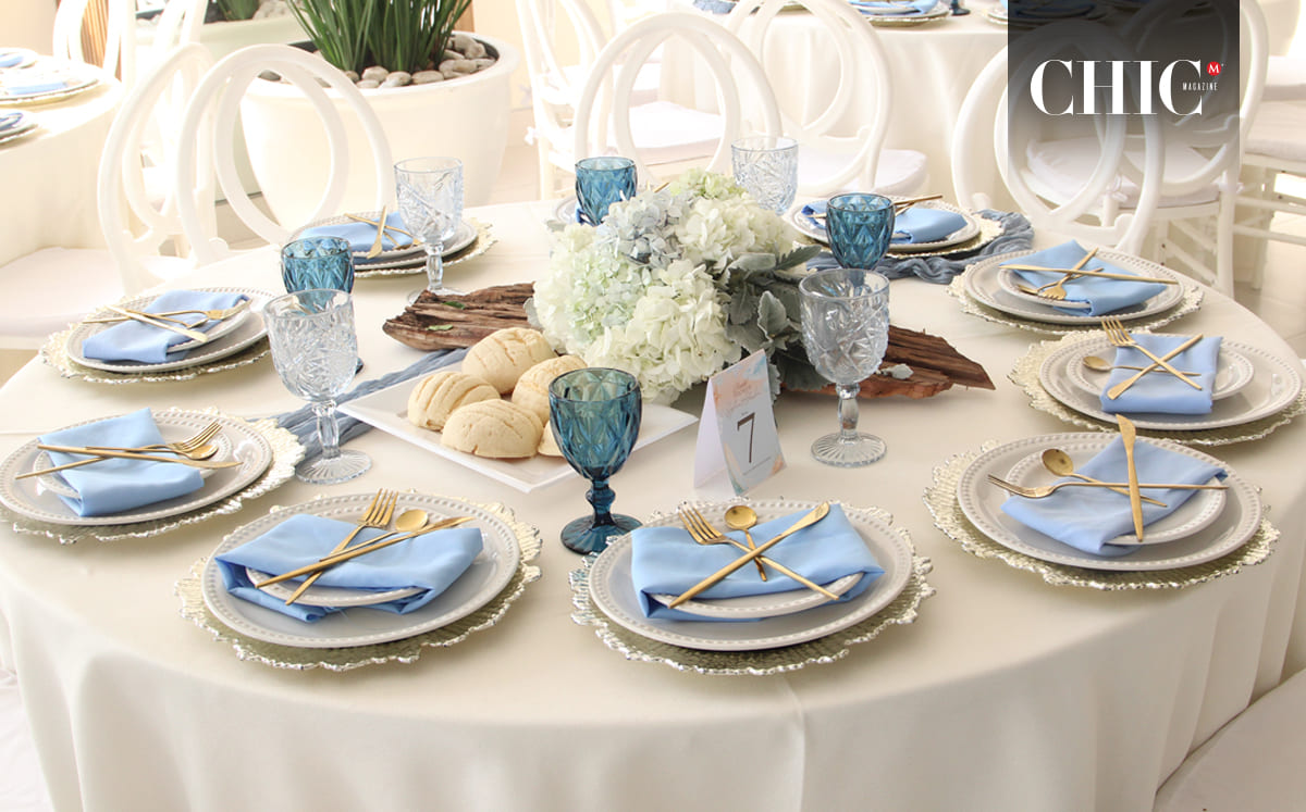 Las mesas lucieron una decoración de color azul