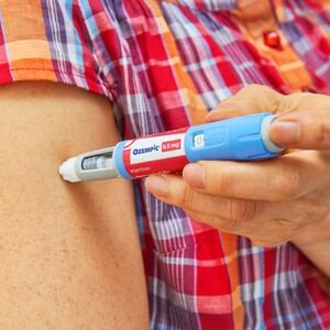 Cofepris advierte sobre venta ilegal de tirzepatida falsa en México. Piden no automedicarse y comprar solo en canales autorizados (Getty Images)