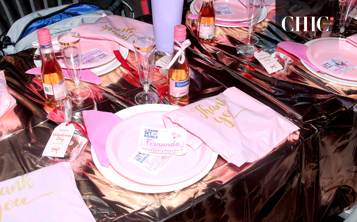 Al finalizar los partidos, las padelistas disfrutaron de una cena donde destacó la decoración de la mesa donde lucieron las tonalidades en rosa