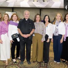 Gina Zertuche, Nohemí Suess, Silvia Barba, Padre Ángel Espinosa, Zandra Gamez, Sandra González, Caro Drexel y Adriana Cantú. Fotos: Omar Valdez
