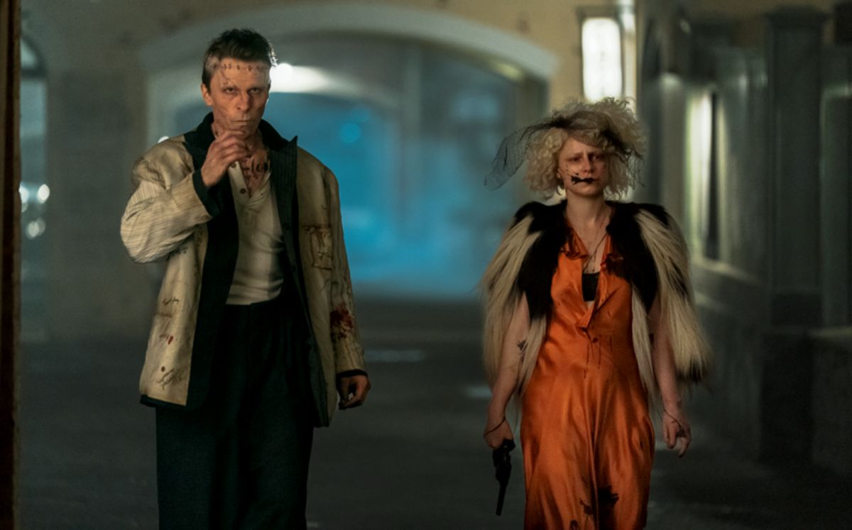 Jessie Buckley es la Novia y Christian Bale es Frankenstein (Foto: Warner Bros.)