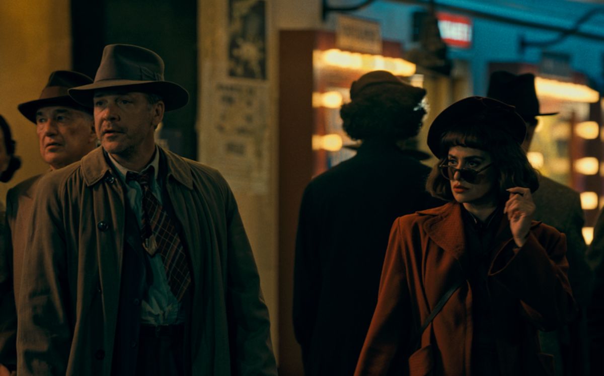 Peter Sarsgaard es el detective Jake Wiles y Penélope Cruz es Myrna (Foto: Warner Bros.)