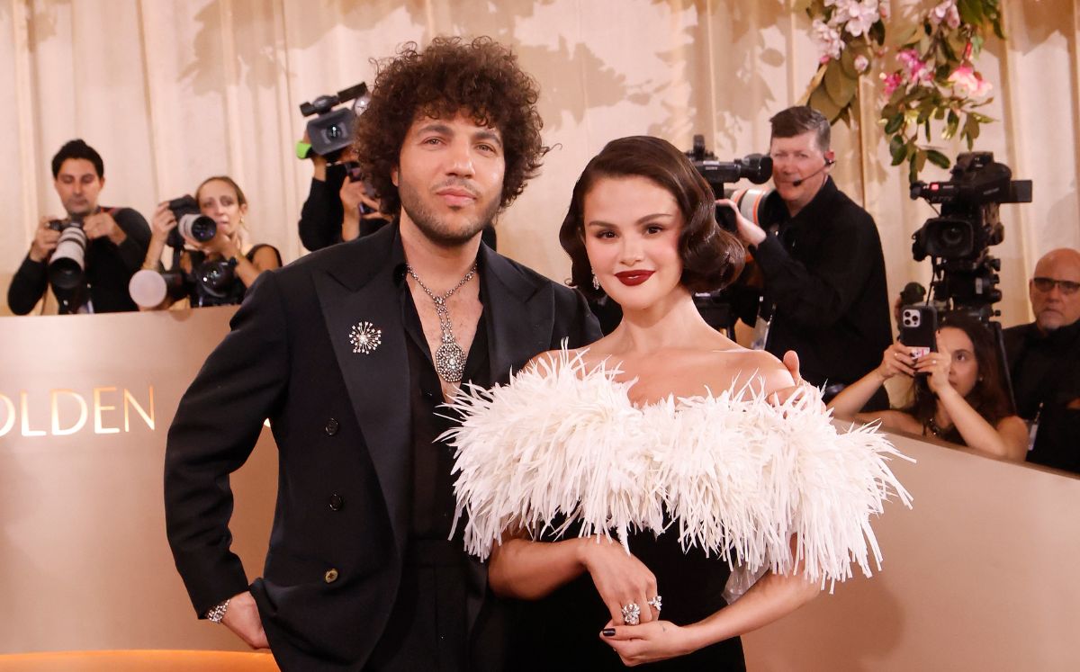 Un video de Selena Gomez besando los pies de Benny Blanco divide opiniones tras bromas sobre higiene (getty Images)