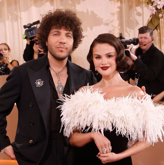 Un video de Selena Gomez besando los pies de Benny Blanco divide opiniones tras bromas sobre higiene (getty Images)