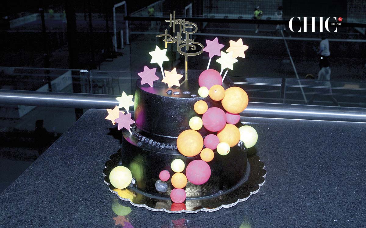 El pastel lució una decoración con esferas y estrellas acorde con la temática de la celebración