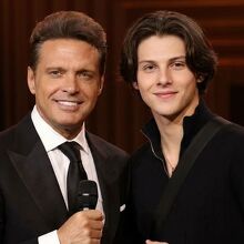 El hijo mayor de Luis Miguel y Aracely Arámbula reapareció y su parecido con el cantante sorprendió a todos (IA)