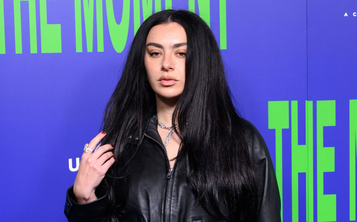 Charli xcx protagoniza “The Moment”, un mockumentary que revela el lado más ácido de la industria musical (Getty Images)