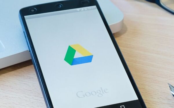 El truco para acceder a los archivos de otras personas en Google Drive (Freepik)