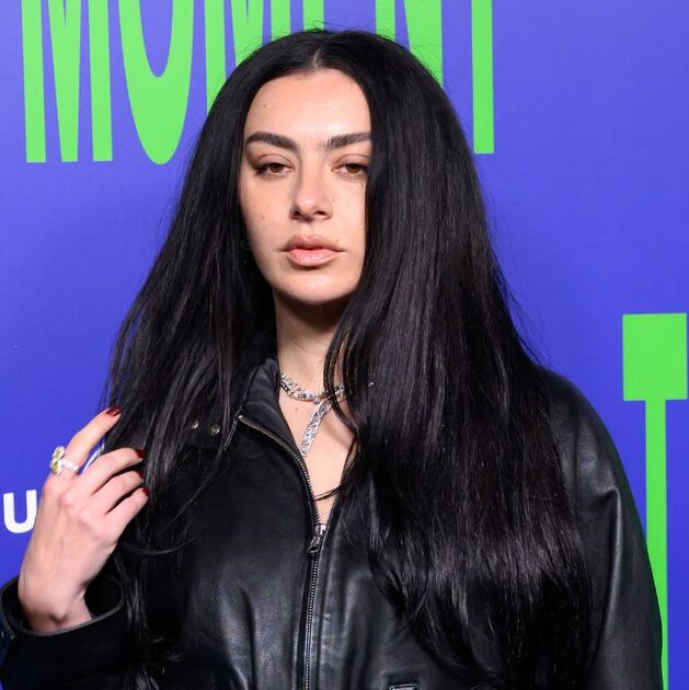 Charli xcx protagoniza “The Moment”, un mockumentary que revela el lado más ácido de la industria musical (Getty Images)