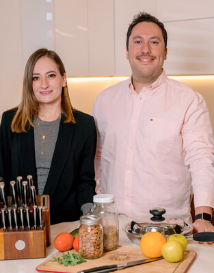 Jackie Miranda y Raymundo Jaik hablan de los beneficios que ofrece Royal Prestige (Foto: David Lack / As It Was)