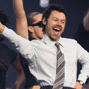 Harry Styles regresó a Saturday Night Live y sus bromas sobre su vida personal desataron teorías entre fans (Getty Images)