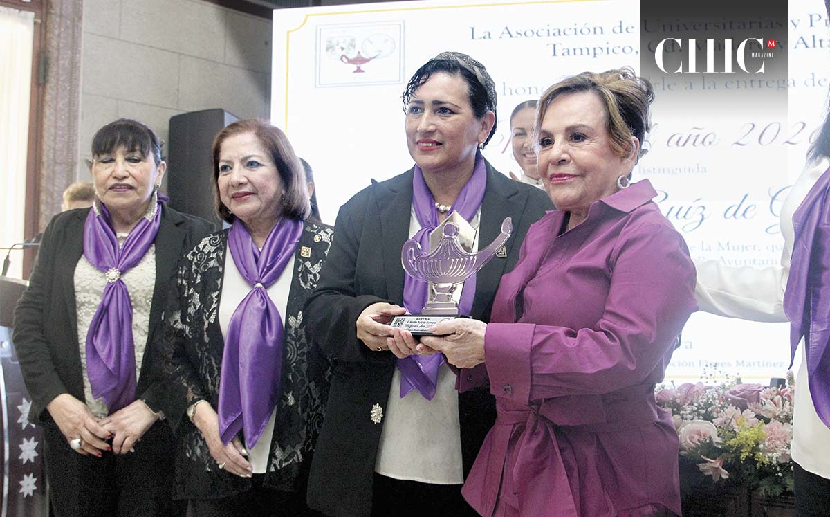 Bertha Guevara durante la entrega del reconocimiento