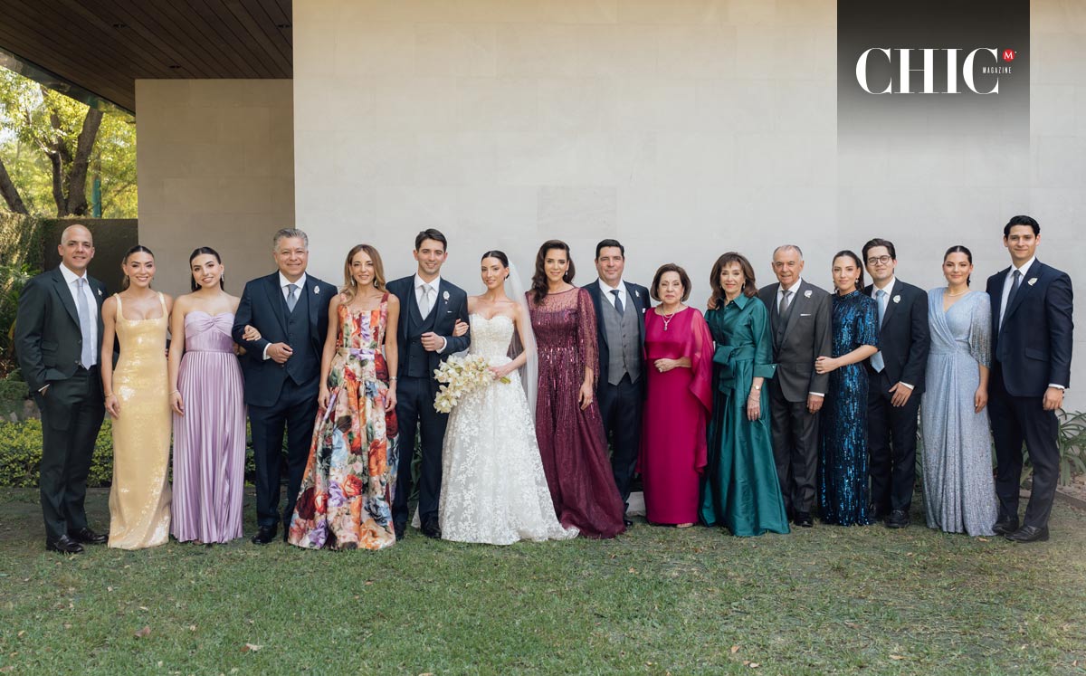 Los novios acompañados de sus familias