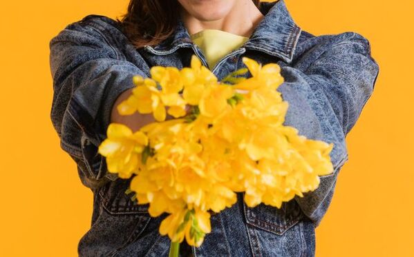 Significado de regalar flores amarillas (Freepik)