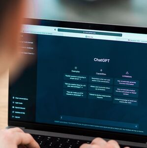 ClickFix es la nueva técnica de fraude digital que usa ChatGPT para engañar y robar información. Así funciona (Freepik)