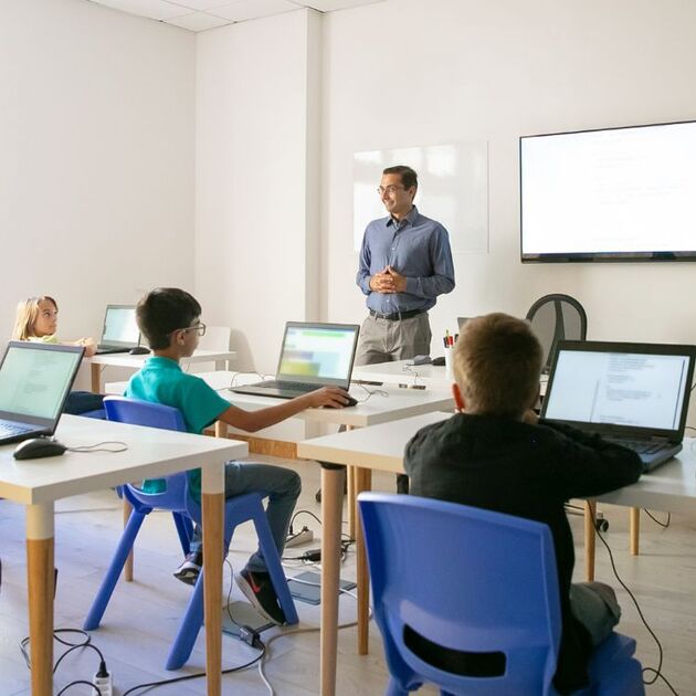 Te decimos si hay clases el 20 de marzo y cuándo es el próximo puente escolar en México (Freepik)