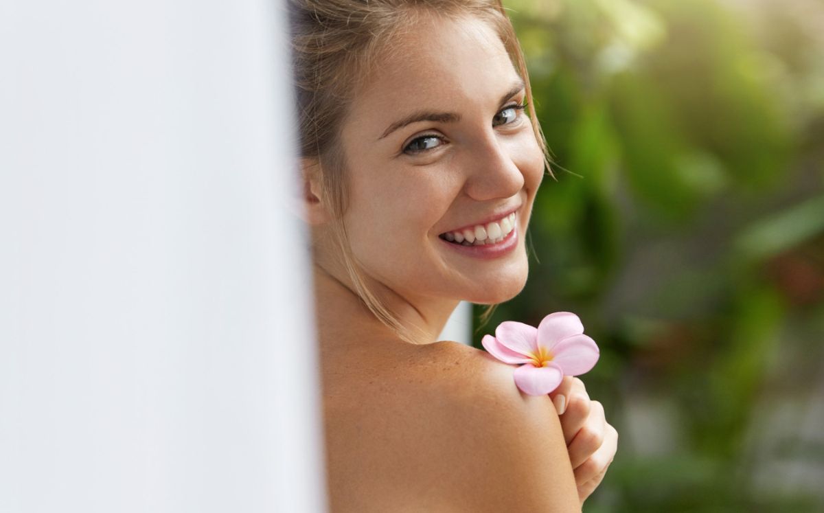 ¿Cómo cuidar tu piel en primavera? Guía completa para una rutina completa (Foto: Freepik)