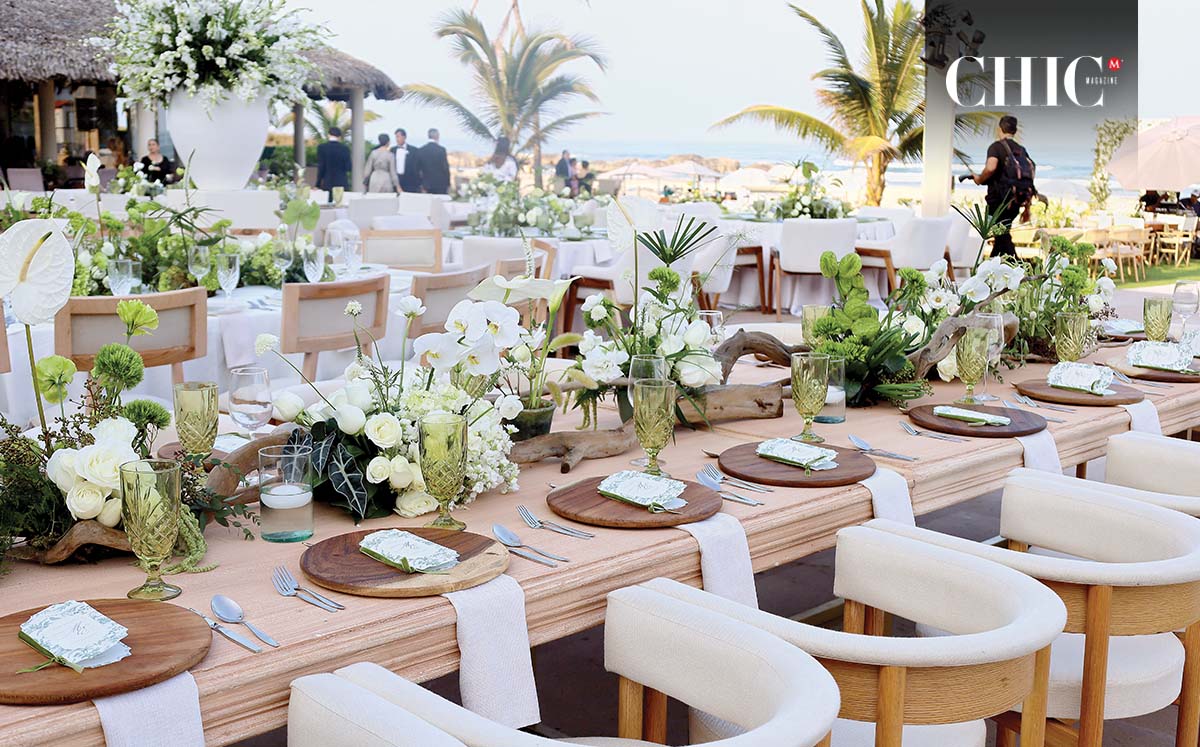 El lugar lucía una decoración en tonos verdes, combinada con arreglos de flores blancas que aportaban frescura y armonía