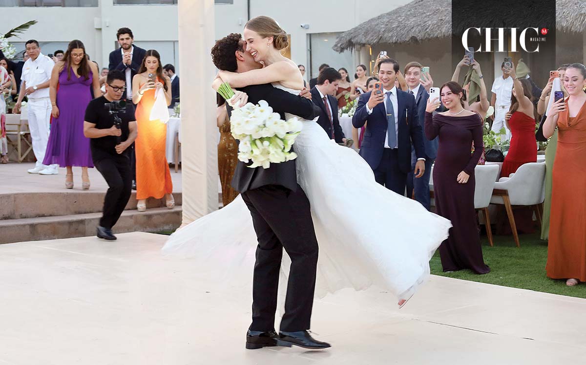 Marissa y Eliseo en su entrada al Hotel Soleare.