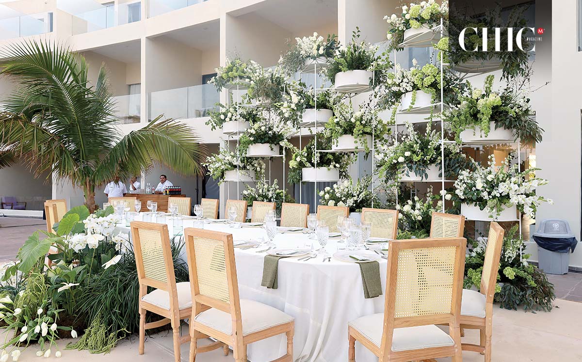 Las mesas estuvieron vestidas con mantelería en color crema, en coordinación con la vajilla