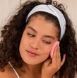 La CEO de Quiin detalla la rutina ideal para adolescentes y cómo elegir productos clean sin caer en greenwashing (Freepik)
