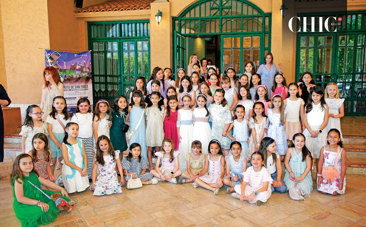 Andy y Aria Leal junto a sus amigas