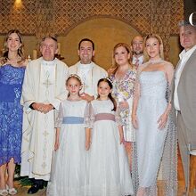 Andy y Aria Leal junto a sus papás y padrinos