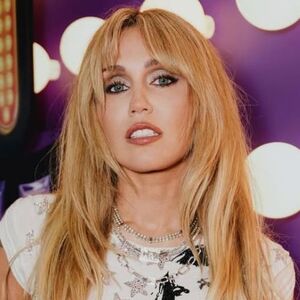 Miley Cyrus reveló que fue novia de Dylan Sprouse durante su etapa en Disney Channel (Instagram)