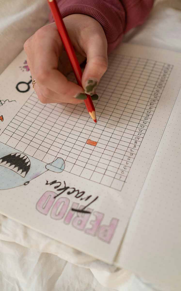 Puedes llevar un registro manual del ciclo menstrual, anotando fechas, duración, síntomas y cambios emocionales en una libreta o calendario. (Foto: Pe
