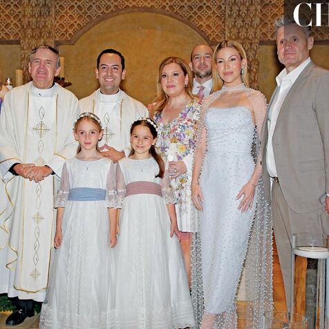 Andy y Aria Leal junto a sus papás y padrinos