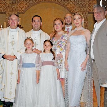 Andy y Aria Leal junto a sus papás y padrinos