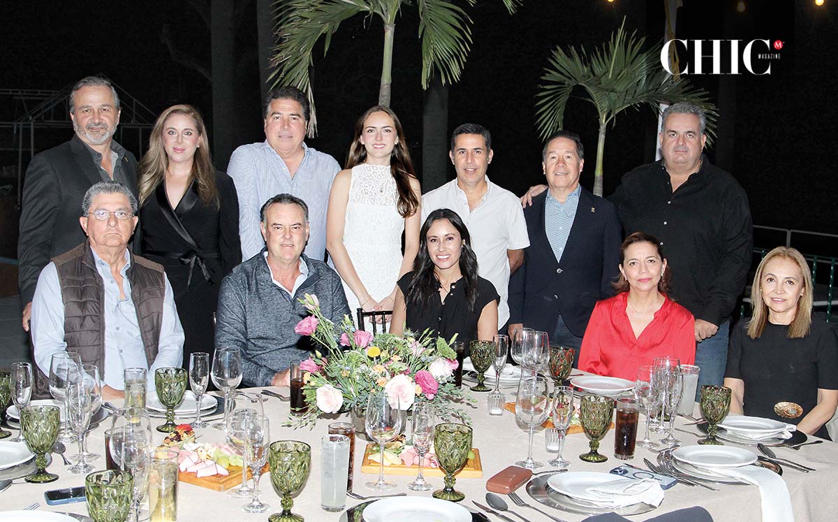 Bárbara Gutiérrez Acompañada del Consejo Directivo Club Campestre Tampico