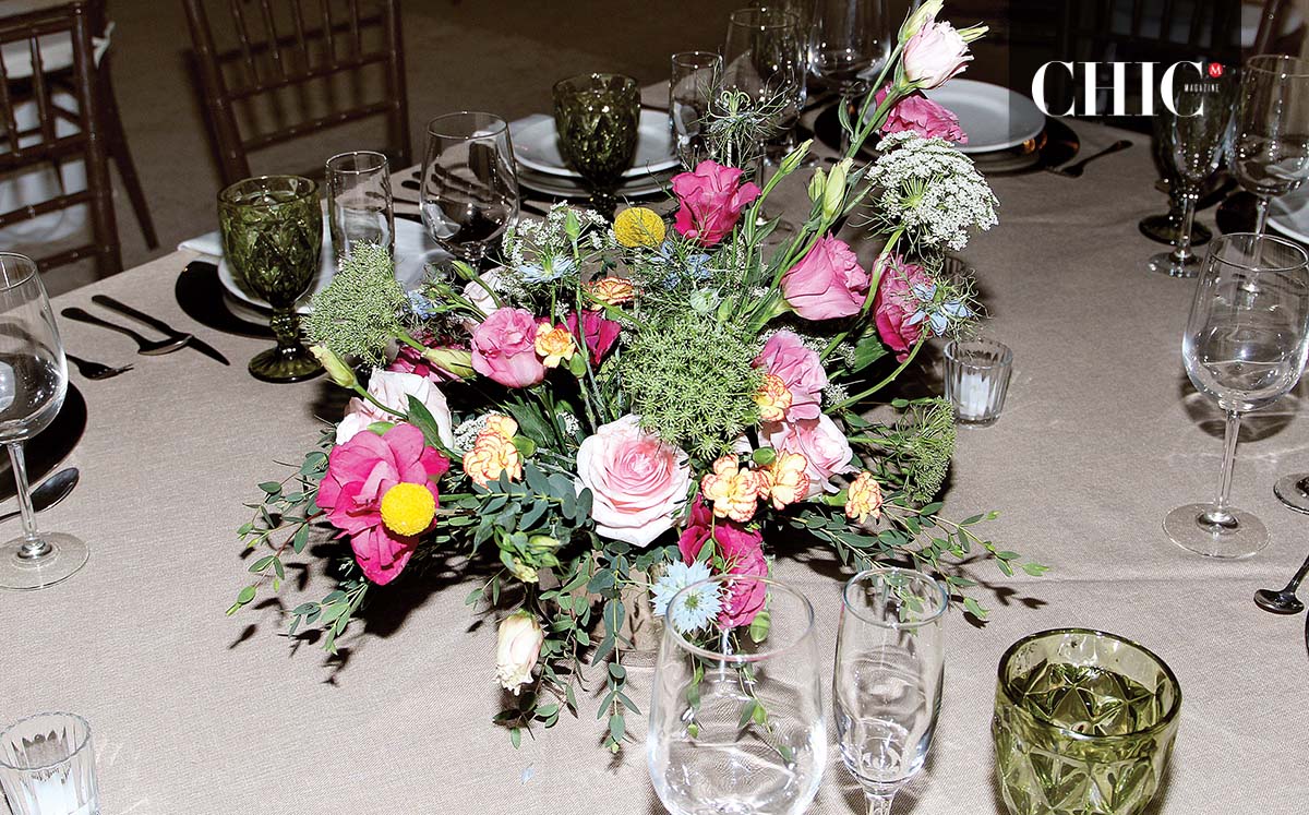 Detalles florales se pudieron apreciar en las mesas como decoración