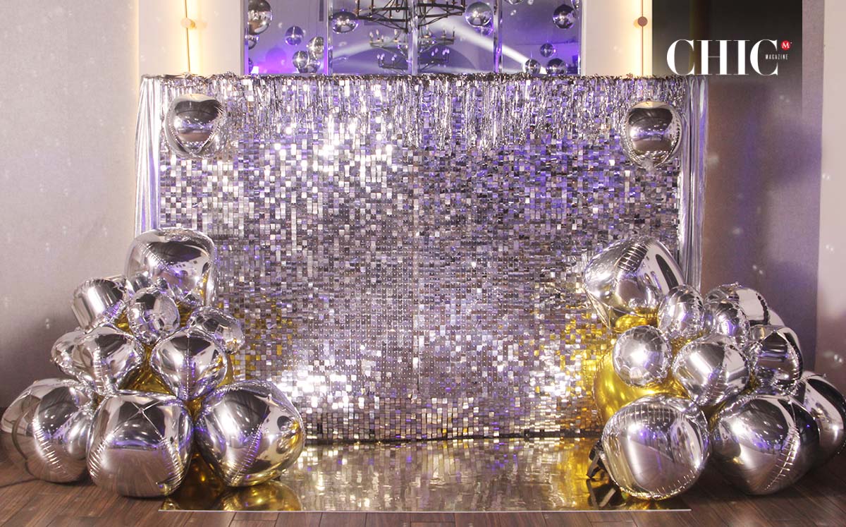 El back de fotos lució de color plateado