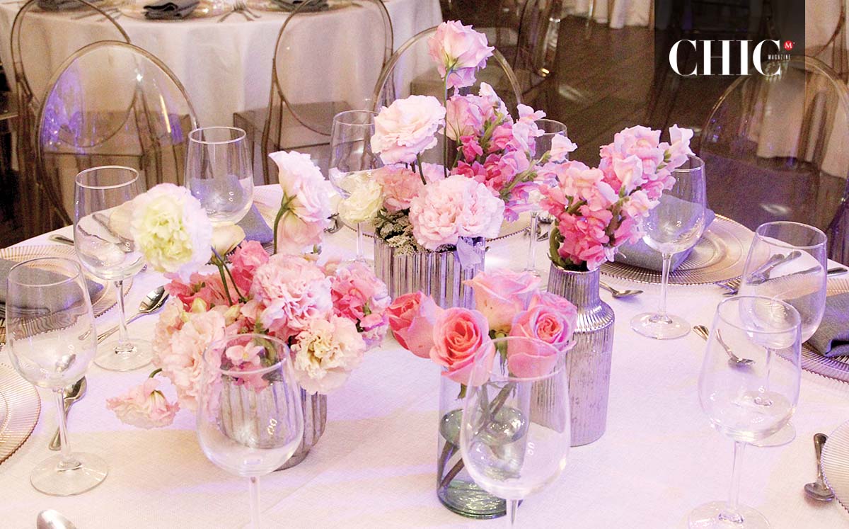 Las mesas contaban con flores en tonalidades rosas