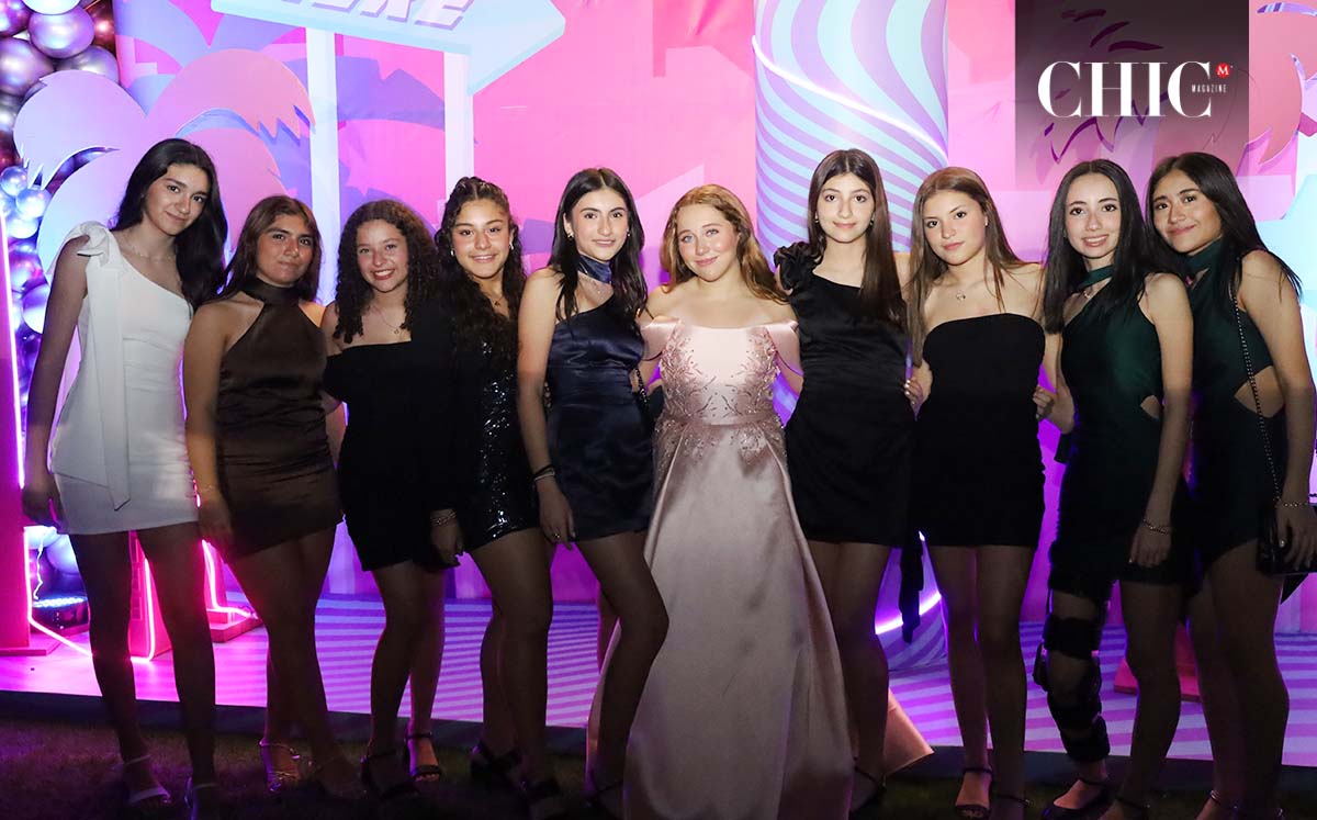 María José Benítez acompañada con sus amigas