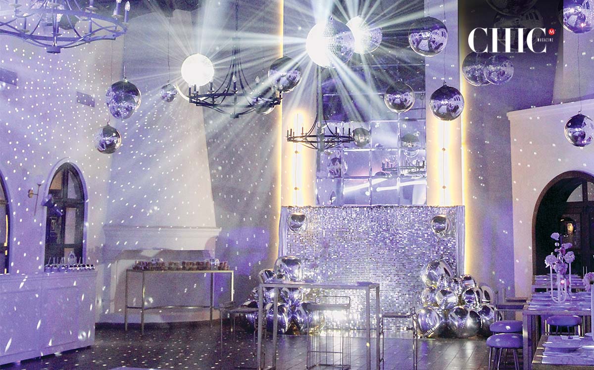 La pista de baile no podía faltar luciendo bolas disco