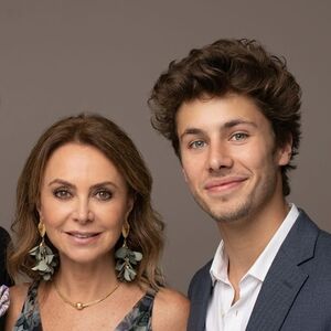Descubre quiénes son los padres de Juanpa Zurita, a qué se dedican y cómo influyeron en su éxito (IA)