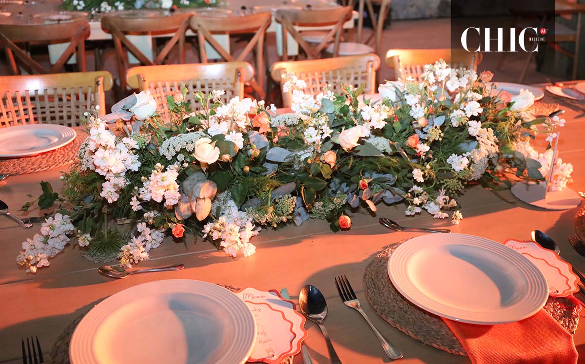 Las mesas contaron con flores blancas como decoración